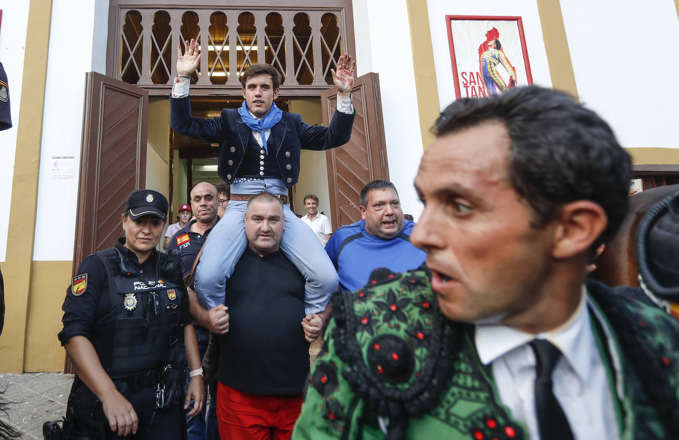 Leonardo Hernández, Lea Vicens y Guillermo Hermoso de Mendoza protagonizaron la lidia de las reses de El Canario.