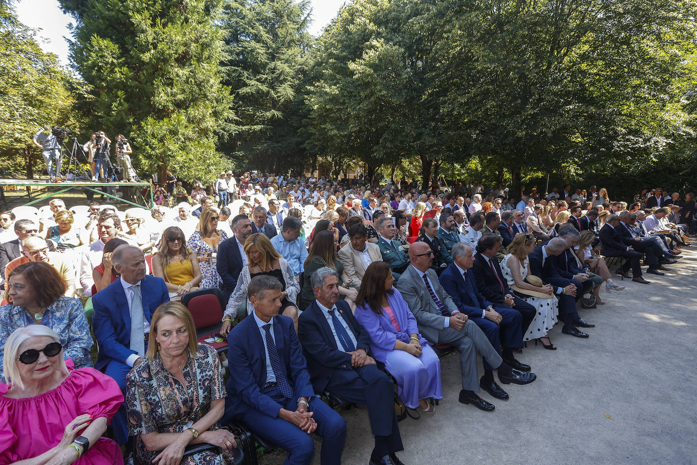 Autoridades y público en el Parque de la Robleda de Puente San Miguel.