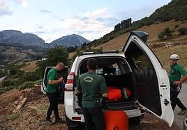 Miembros del Greim de Potes recogen su material tras la conclusión del rescate.