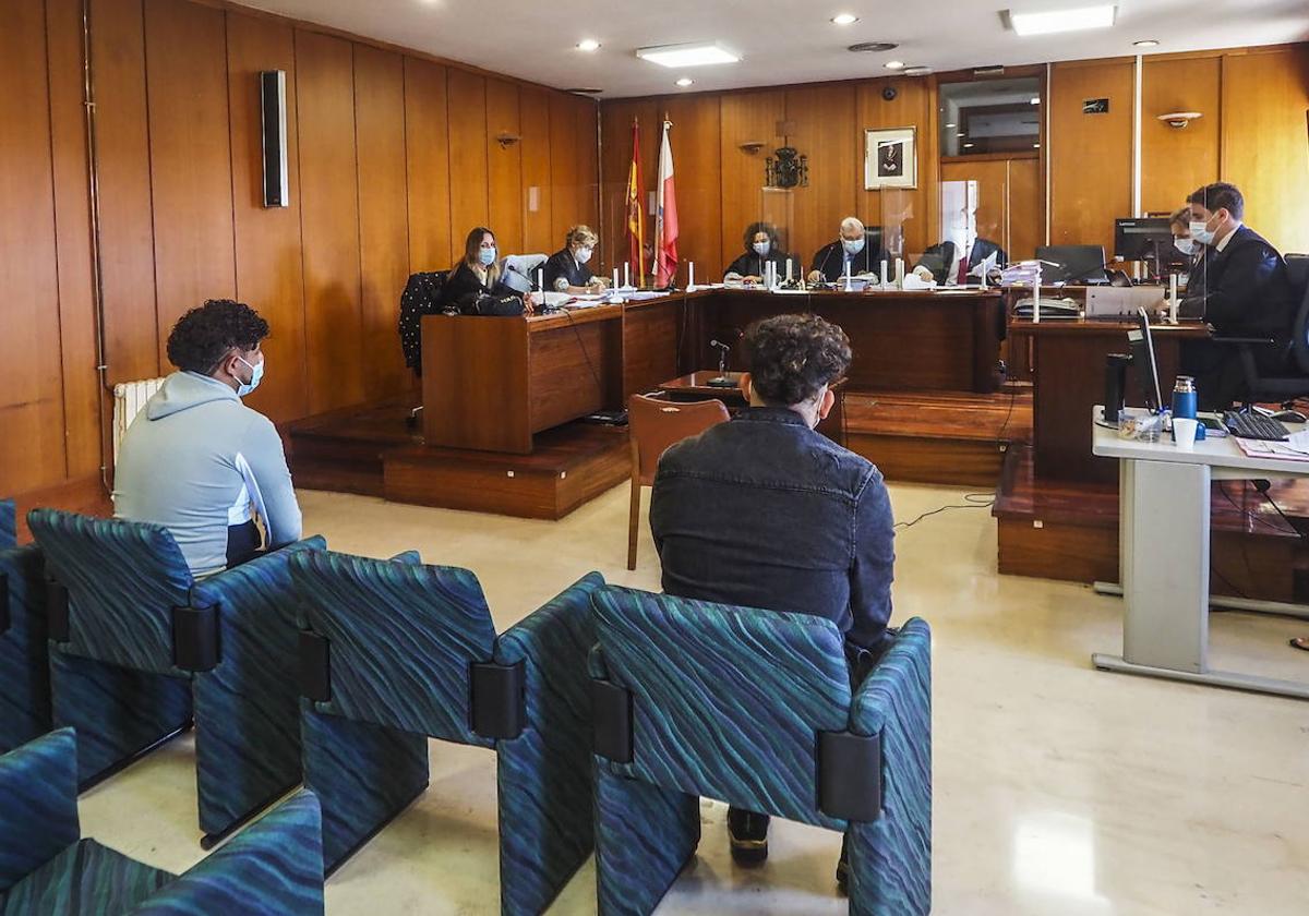 Primera sesión del juicio por la violación de la menor en las fiestas de Revilla de Camargo celebrado en la Audiencia Provincial de Cantabria.