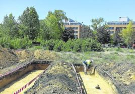 Un trabajador ejecuta las catas arqueológicas previstas en el proyecto del tramo Palencia-Palencia Norte, primer tramo del AVE a Cantabria.