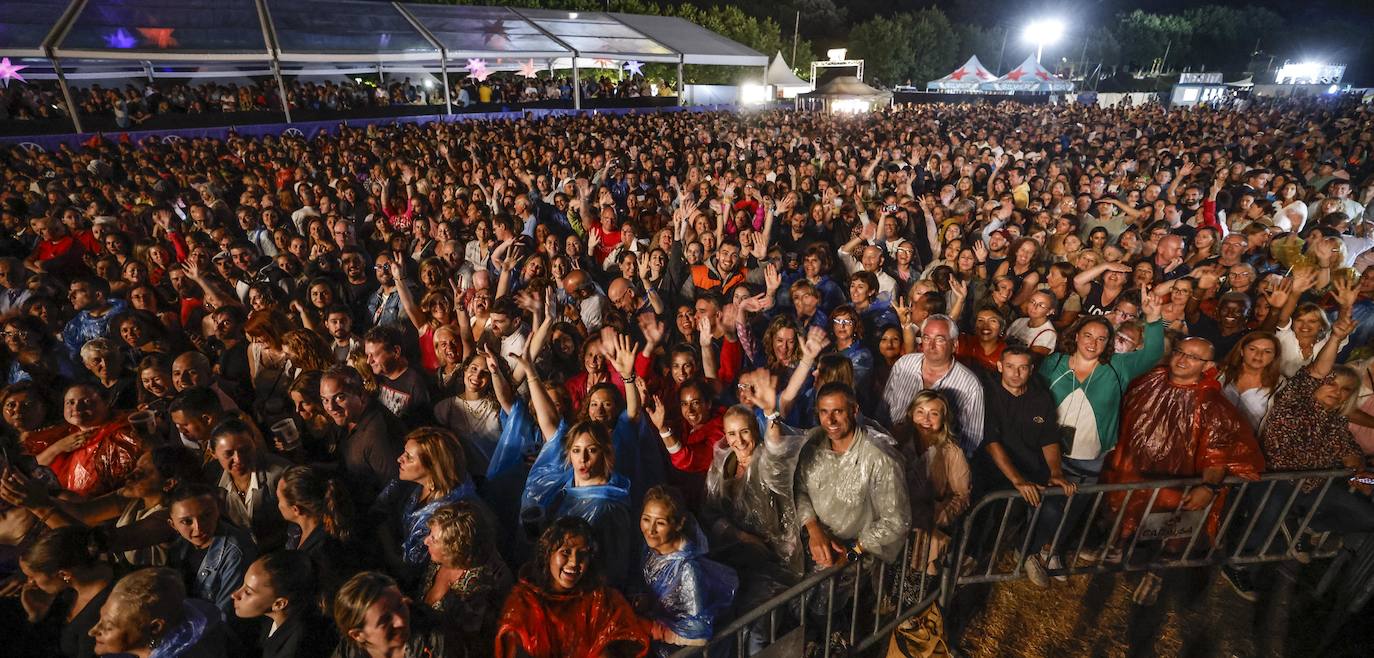 El público que anoche asistió a La Magdalena para la última jornada del festival, ante el escenario y sus pantallas.