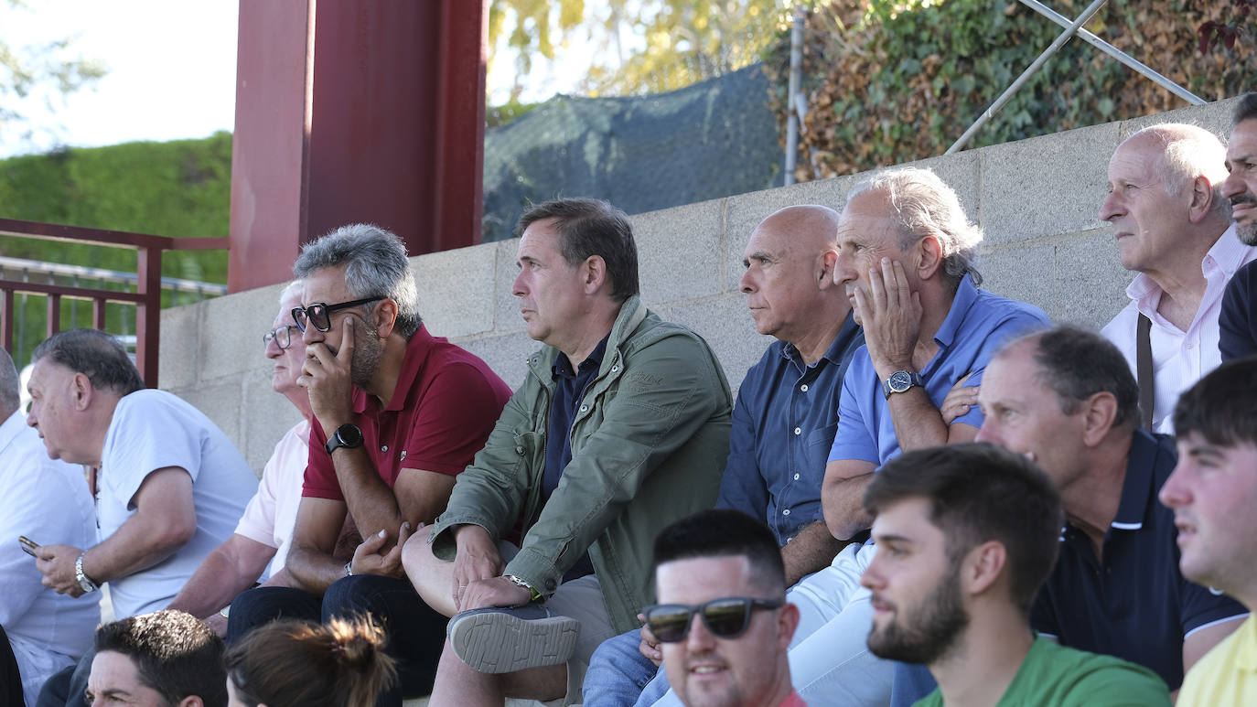 Los nuevos dueños y directivos del conjunto cántabro acompañaron al Racing.