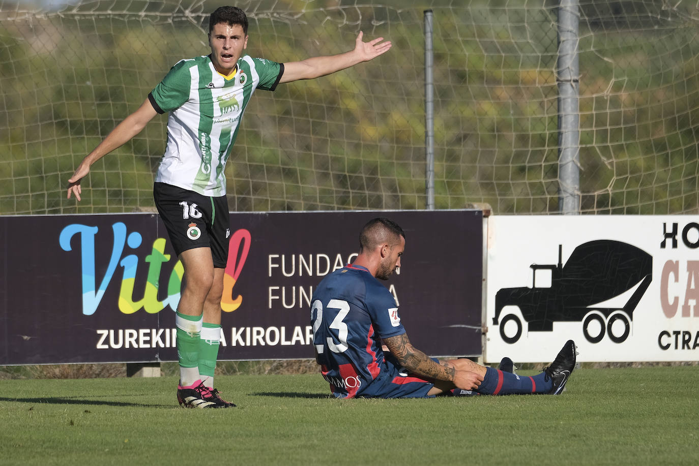 La lucha por convencer al entrenador del conjunto cántabro llevó a los jugadores a exprimirse con intensidad.