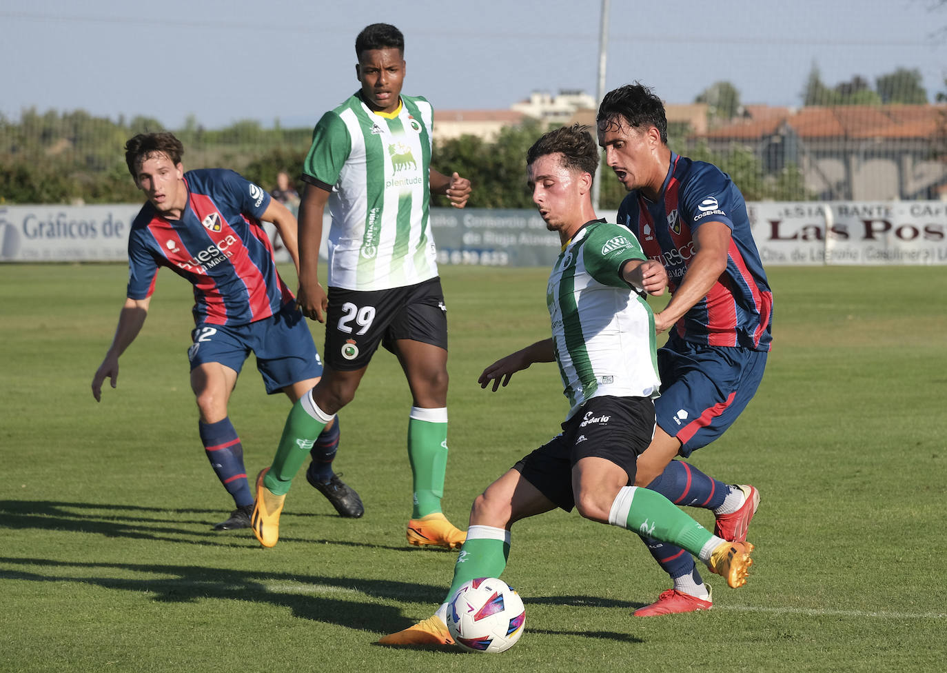 La movilidad y visión de juego del centro del campo racinguista creó problemas constantemente al Huesca.