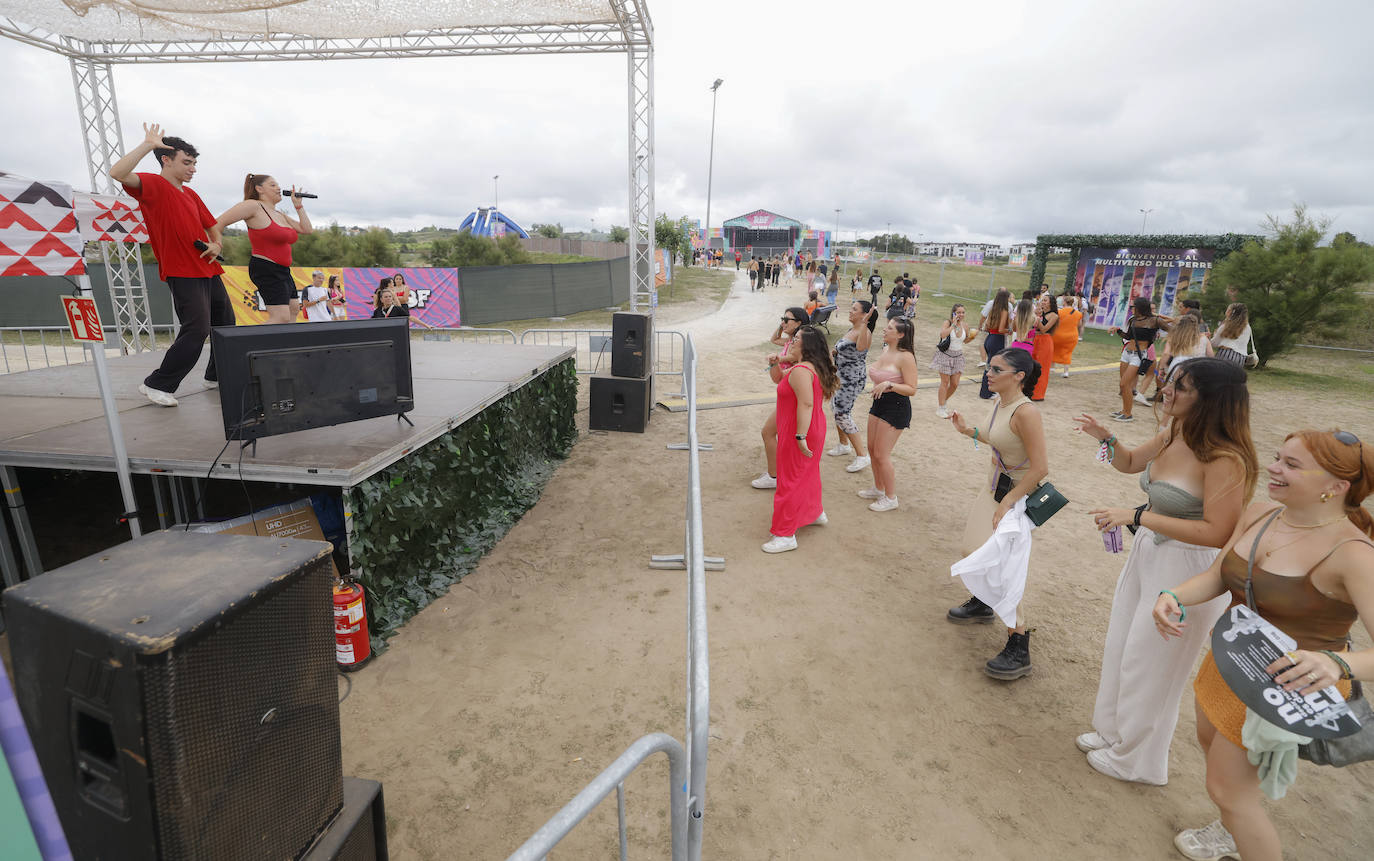 Miles de jóvenes participan en la primera jornada del Reggaeton Beach