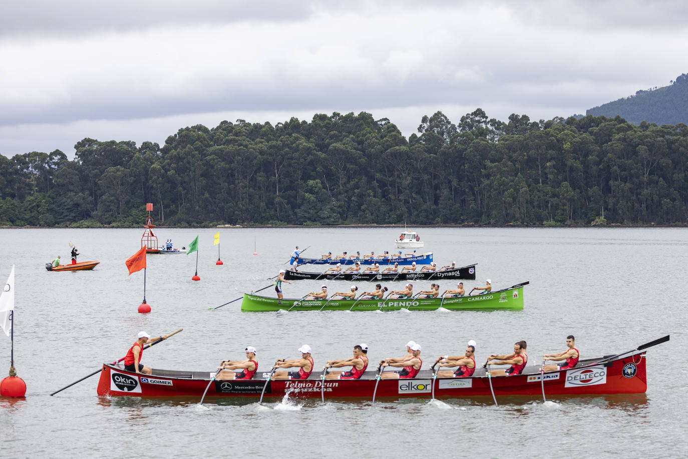 Imagen de las traineras antes de iniciar la salida en Camargo