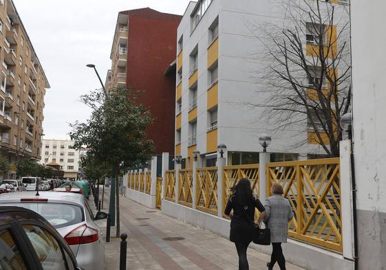 Vecinas caminan por la calle Julián Urbina, frente a la residencia Alborada de Torrelavega.