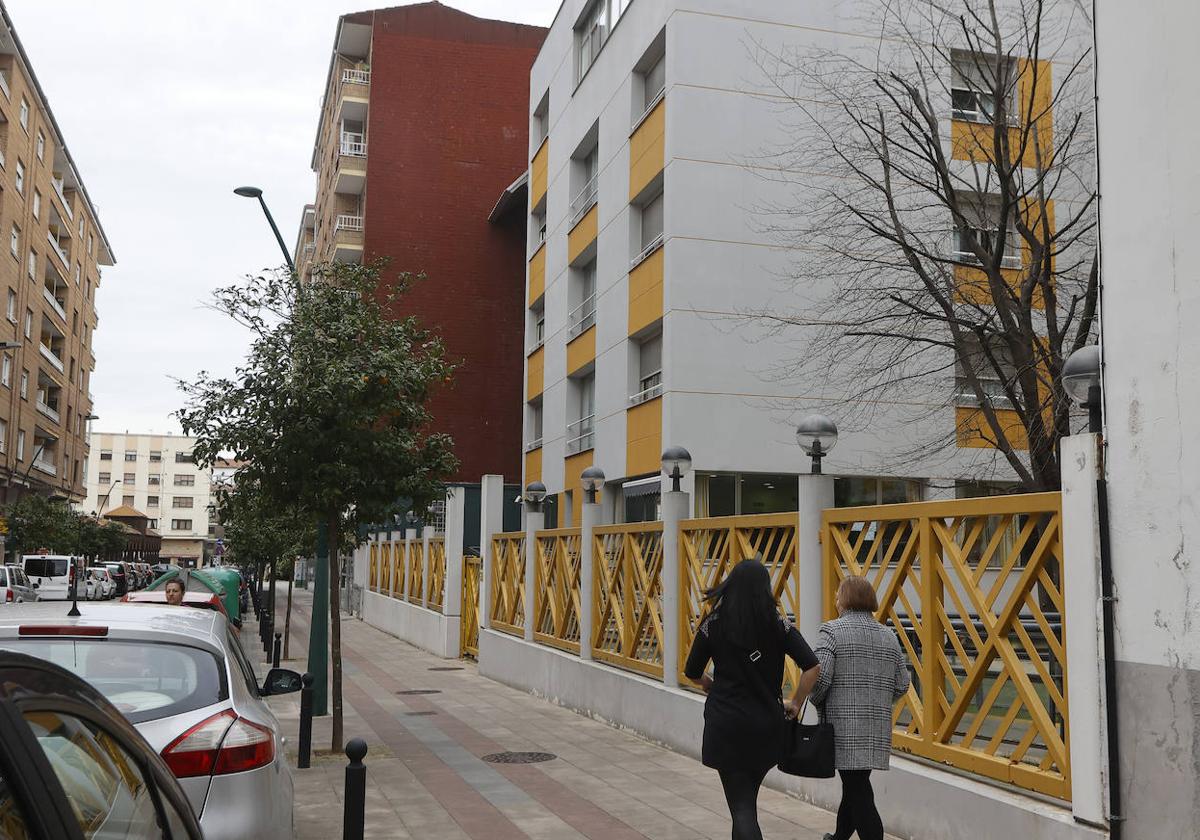 Vecinas caminan por la calle Julián Urbina, frente a la residencia Alborada de Torrelavega.