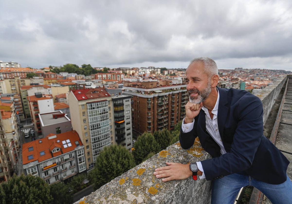 Sergio Silva, consejero de Educación, FP y Universidades, en la azotea de la sede de la Consejería.