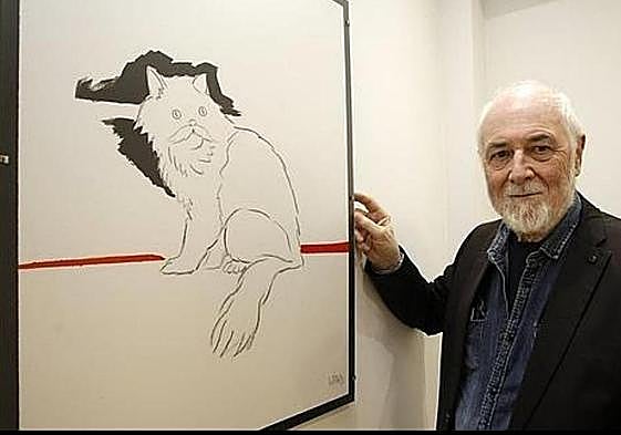 El pintor cántabro con una de sus obras.