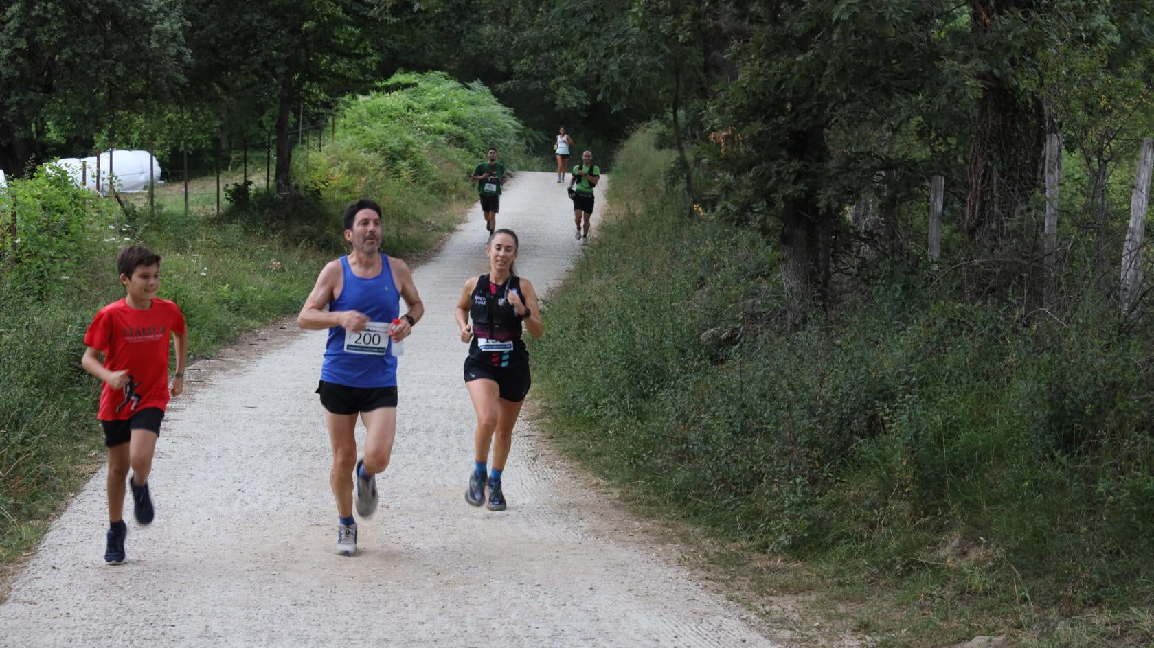 Varios corredores y corredoras en un tramo de l Trail 10 kilómetros