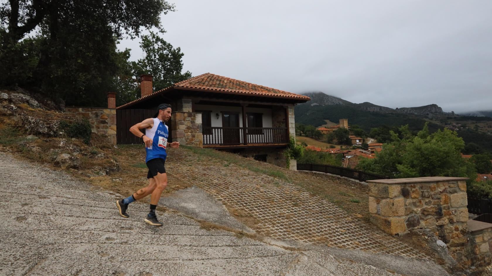 Sergio Miera, ganador del Trail 21 Kilómetros, acercándose a Mogrovejo