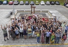 Foto de familia de los alumnos y los profesores de los cursos de'Lengua y Cultura españolas'.