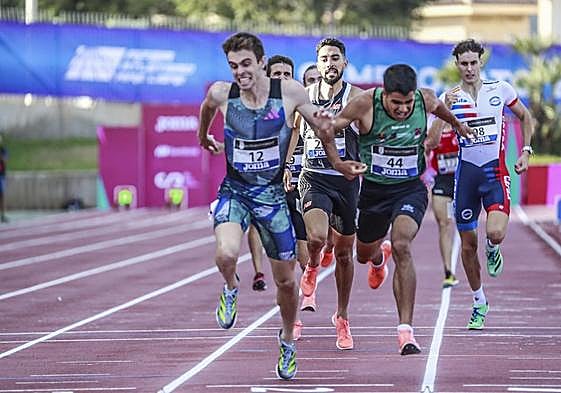 Adrián Ben (izquierda) y Mohamed Attaoui se lanzan sobre la línea de meta en la final de los 800 metros.