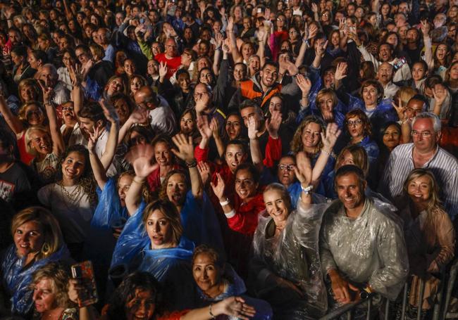 Mucho chubasquero en el público