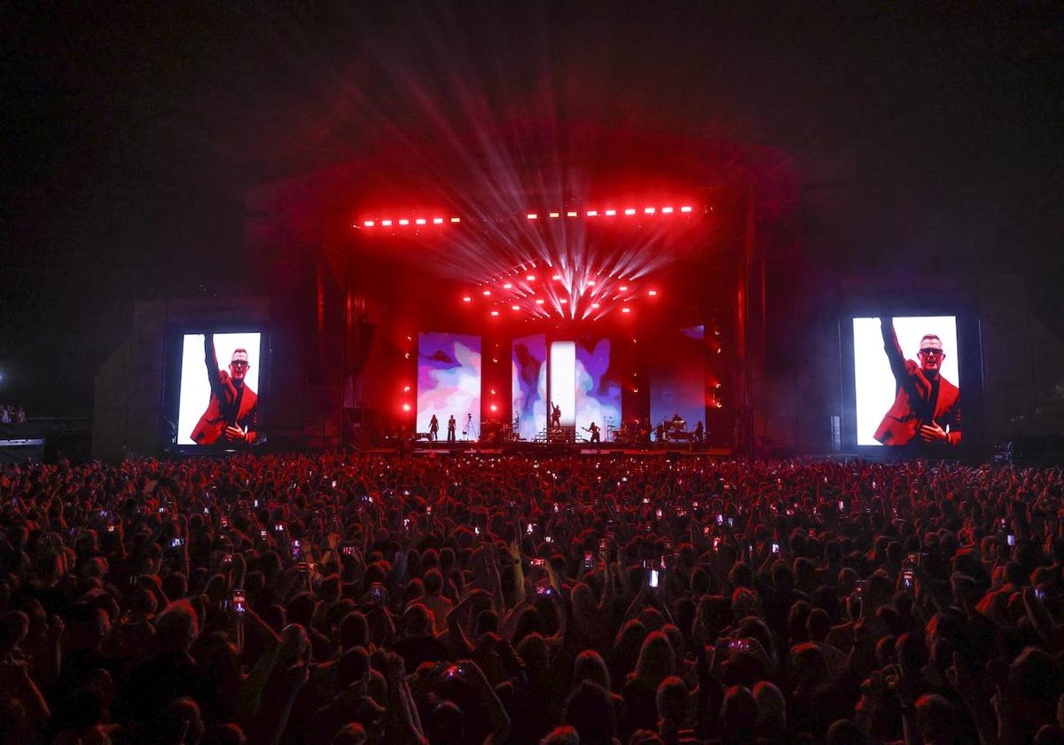 El público que anoche asistió a La Magdalena para la última jornada del festival, ante el escenario y sus pantallas.