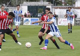 Saúl, de la Gimnástica, trata de avanzar con el balón ante varios rivales del Basconia.