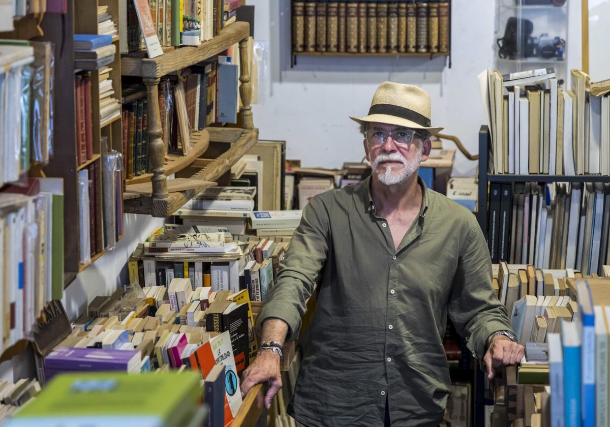 Paco Roales entre las estanterías de su librería donde ultima los detalles de la Feria.