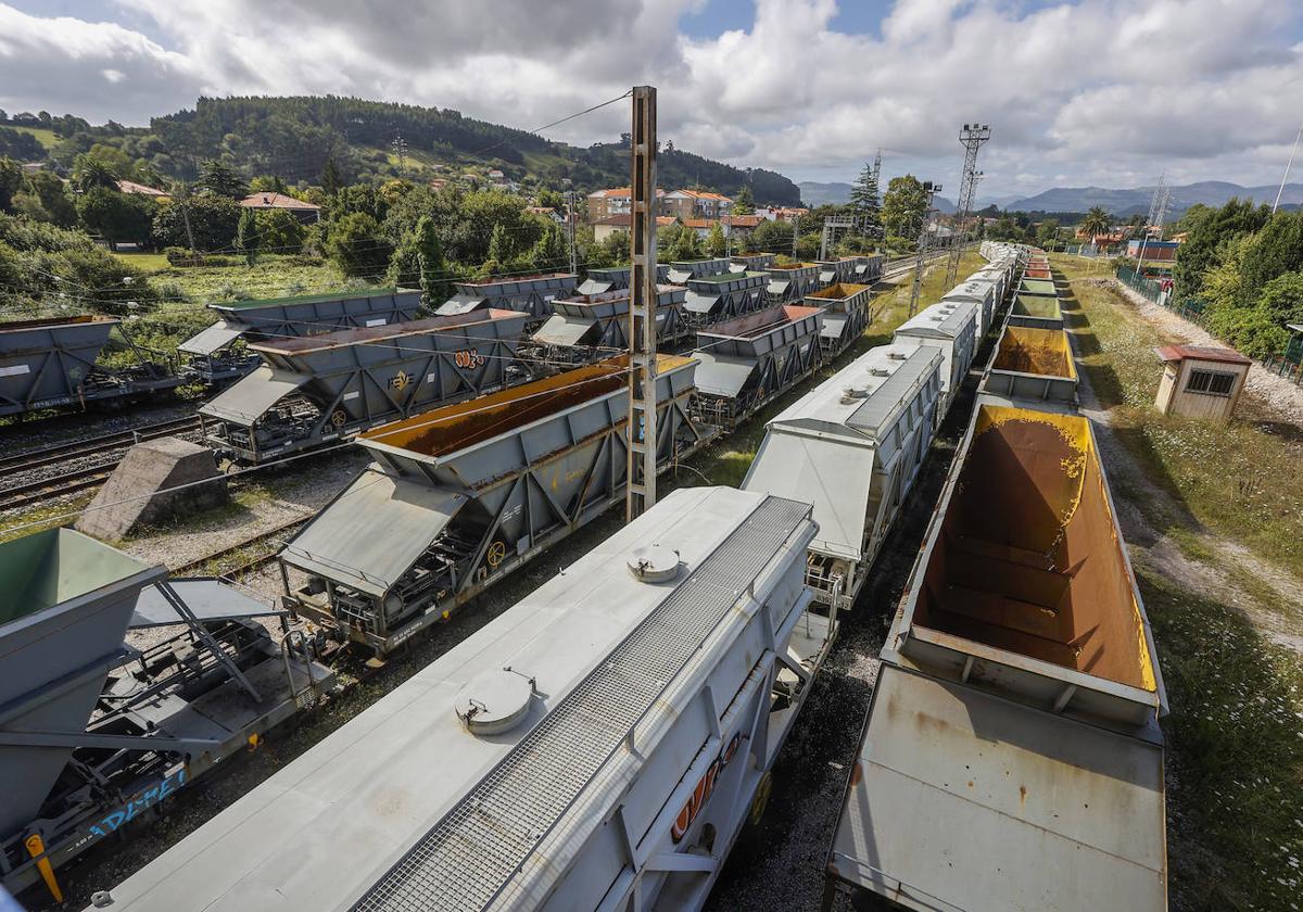 Vía muerta a la que han sido trasladados 16 de los convoyes, junto a la estación de tren en Barreda (Torrelavega).