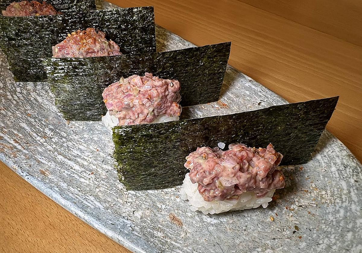 Gunkan de steak tartar.