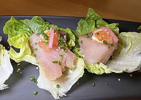 Imagen secundaria 1 - Ssam de bonito marinado y bollitos fritos rellenos de cachón con su caldo.