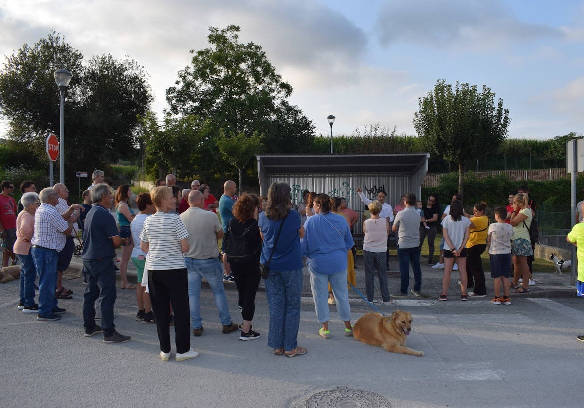 El alcalde, Carlos Caramés, se reunió con los vecinos de Vioño para informarles sobre las obras que van a dar comienzo.