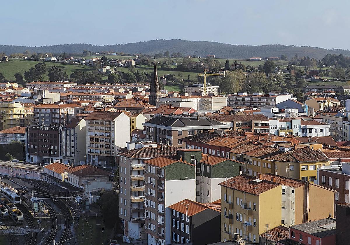 Fotografía panorámica de Torrelavega, en una vista desde lo alto de un edificio.