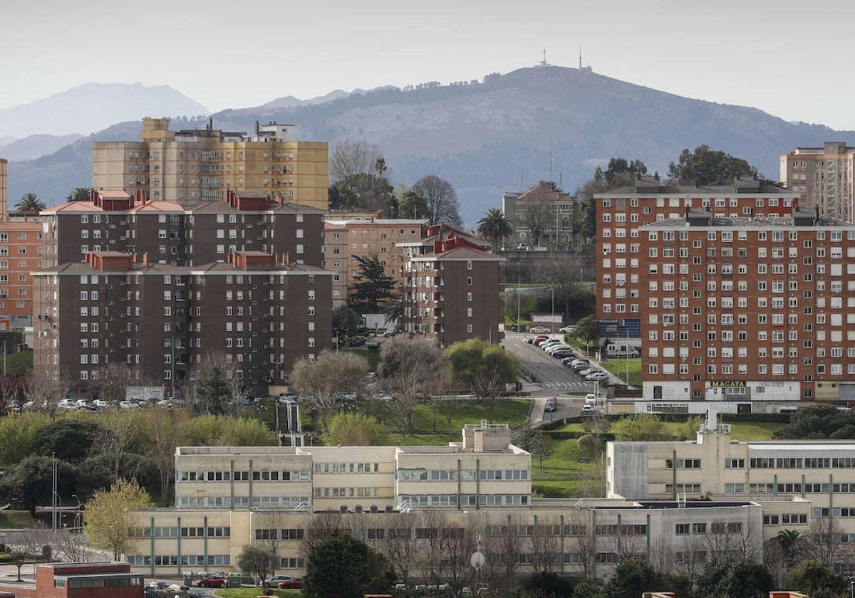 Bloques de edificios de viviendas en Santander con la Facultad de Ciencias en primer plano.