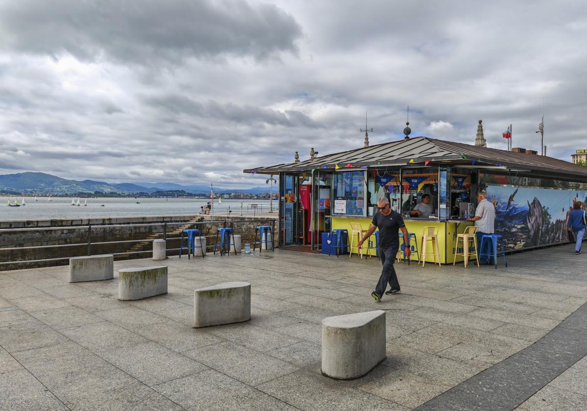 En el Paseo. El bar de Los Reginas, al lado del punto de venta de billetes, ayer, ya sin terraza.