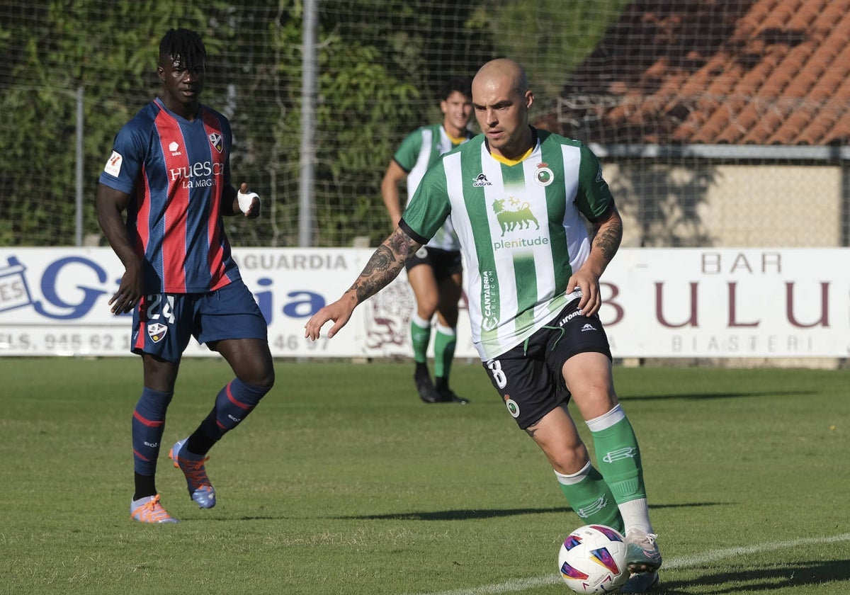 Jorge Pombo conduce el balón ante un rival del Huesca en el amistoso del sábado