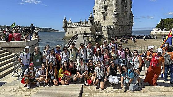 Turistas cántabros con la fe en la maleta