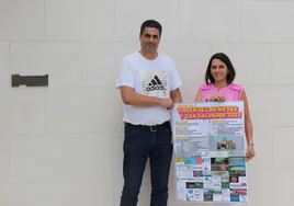 La alcaldesa, Carmen Pérez, junto a Jesús Díaz, posan con el cartel anunciador de las fiestas.