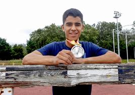 Mohamed Attaoui posa con la medalla de plata en 800 que ganó en el Campeonato de España.