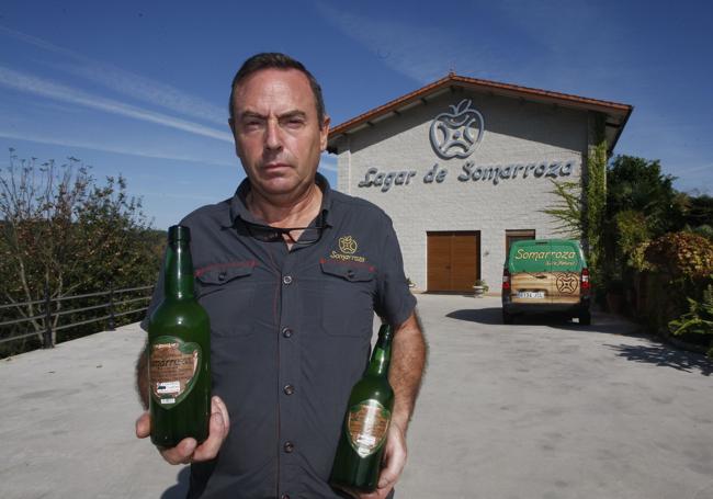 Jesús Gómez, de Sidra Somarroza, con dos de sus botellas