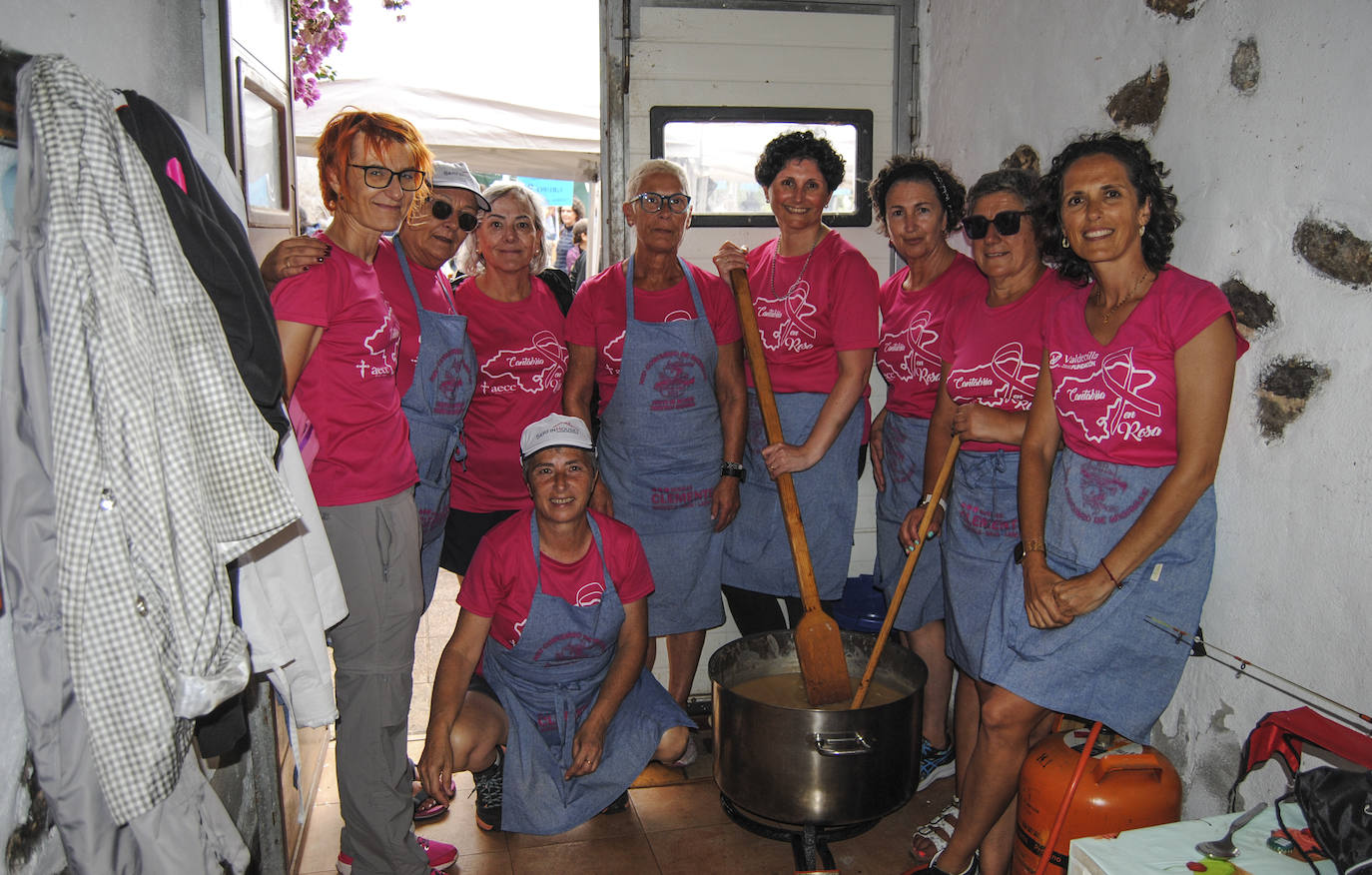 Las mujeres de la Asociación Cantabria en Rosa se animó a participar en la convocatoria por primera vez.