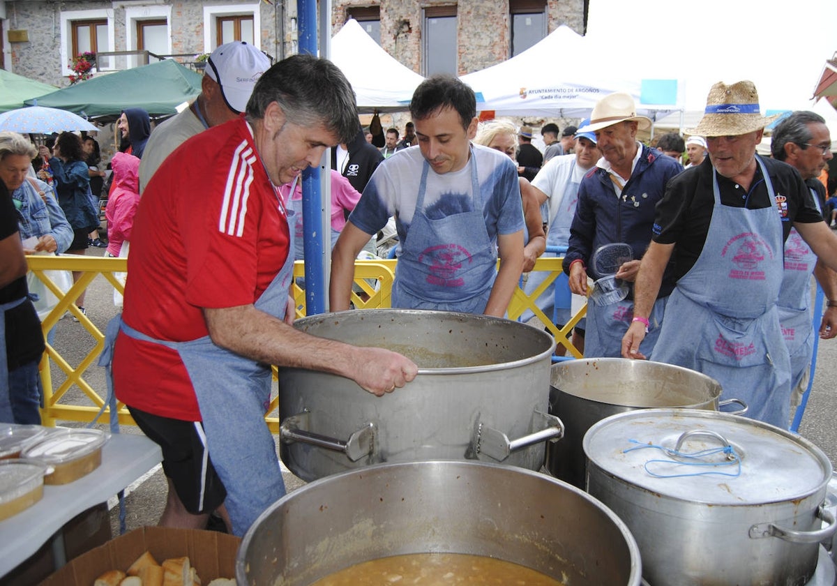 Más de 2.500 raciones de marmita en Argoños