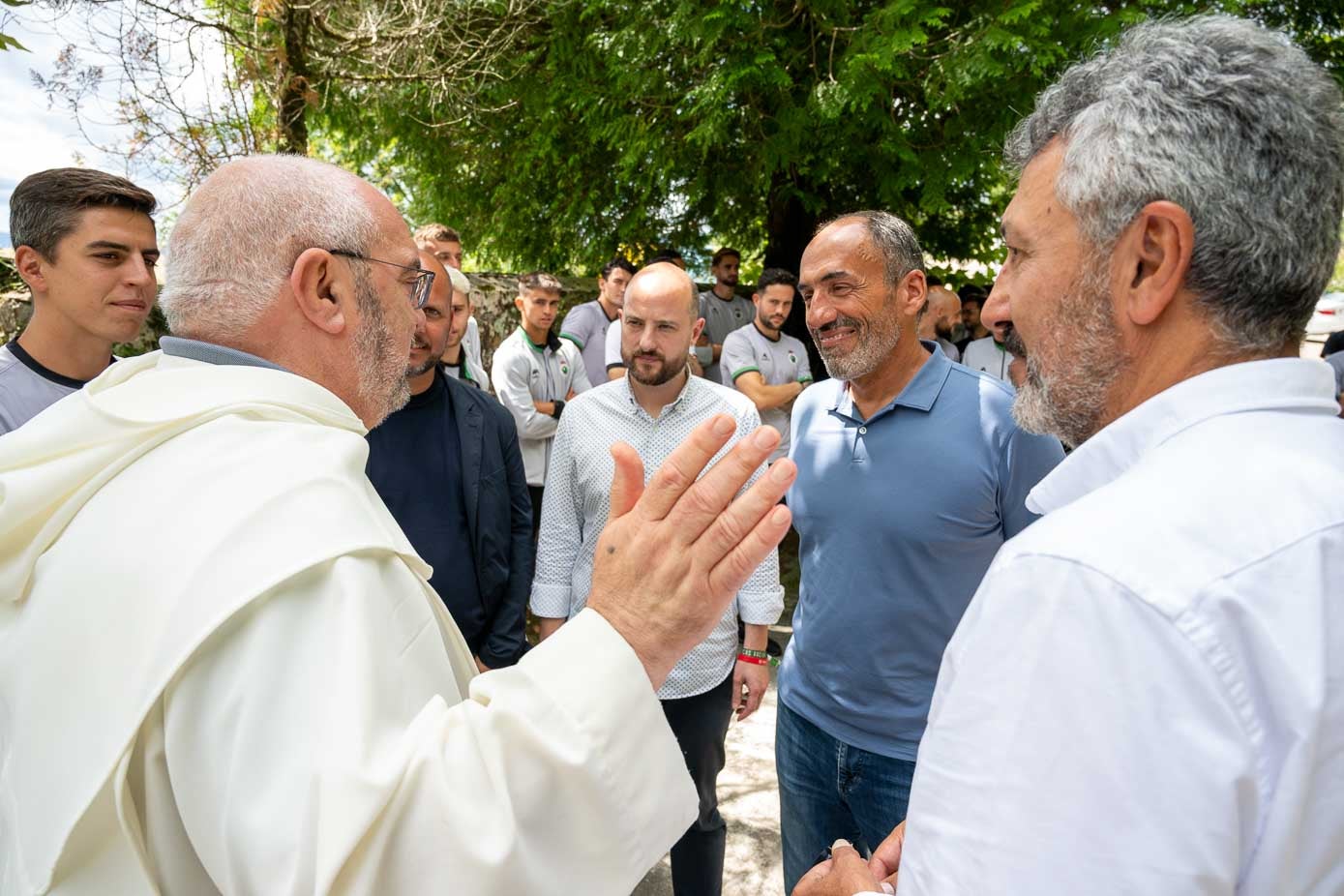 Sainz-Maza, José Alberto, Enrique Palacio, Sebastián Ceria y Víctor Diego atienden las explicaciones de Arsenio Llamazares.