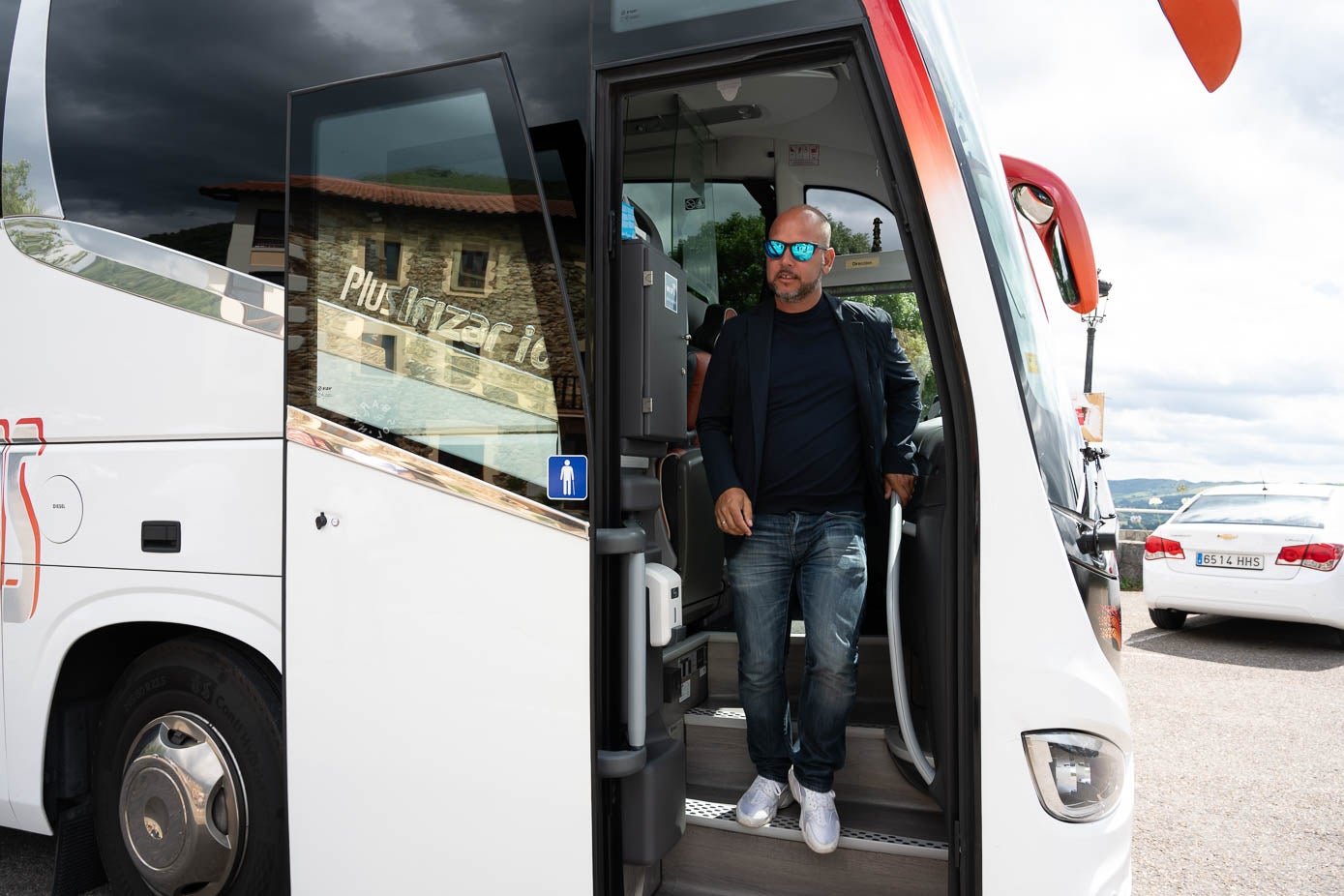 José Alberto, el técnico del Racing, baja del autobús al llegar al santuario de la Bien Aparecida.