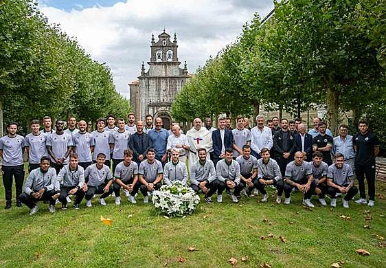 La plantilla, con los nuevos propietarios del club y su entrenador.