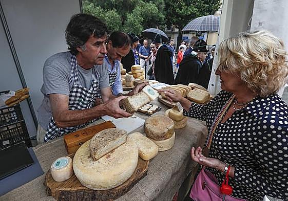 Imagen de archivo de la anterior Feria del Queso celebrada en la Plaza Pombo en 2022.