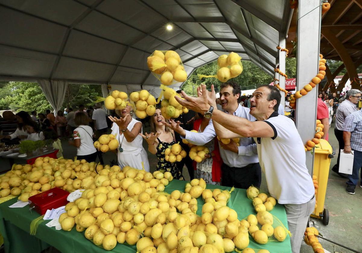 Foto de archivo de una edición anterior de la fiesta de Limones Solidarios en el parque de la Aceña, en Novales.