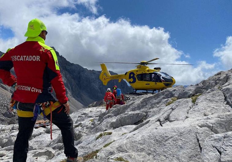 Imagen del equipo de rescate junto al helicóptero del Servicio de Emergencias del Principado de Asturias (SEPA) en el lugar del accidente.