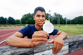 Mohamed Attaoui, con la plata que consiguió en el Campeonato de España.