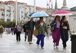 Paraguas en el centro de Santander este jueves, día que ha amanecido con sucesivos chaparrones.