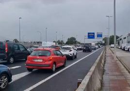 Dos accidentes de tráfico colapsan las autovías alrededor de Santander