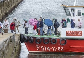 Un grupo de personas, este jueves, baja de una de las pedreñeras que llegan a Santander