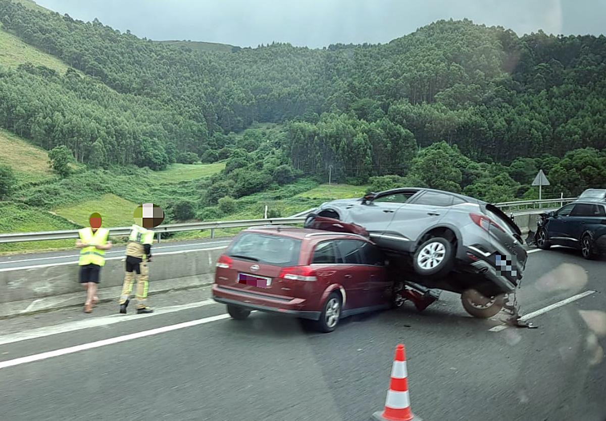 Un accidente en Ontón provocó esta tarde cinco kilómetros de retenciones en la A-8