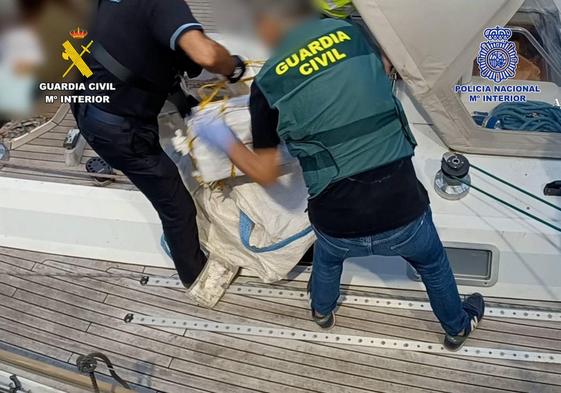 La cocaína llegó desde Sudamérica en fardos que ayer fueron sacados del barco.