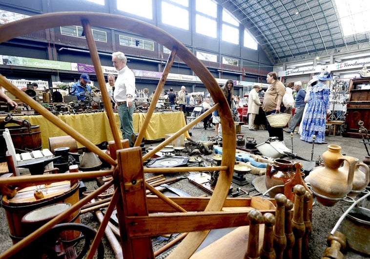 Clientes ojean productos de coleccionismo en la Feria de Desembalaje, este viernes, en el Ferial de Ganados de Torrelavega.